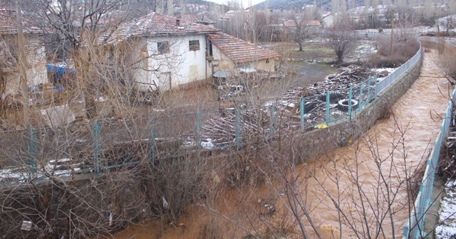 Uşak’ta barajın çatlaması nedeniyle boşaltılan köylerde endişeli bekleyiş sürüyor