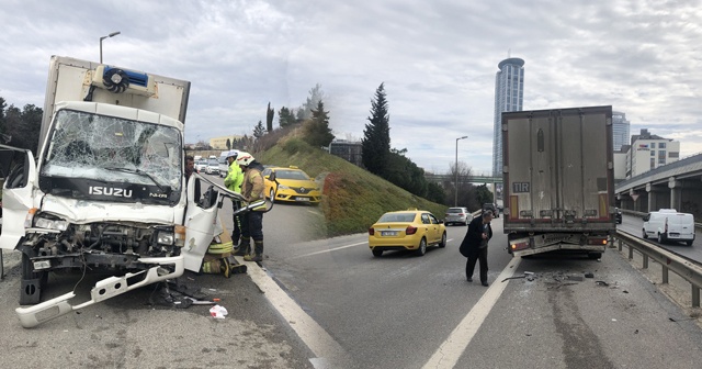 Üsküdar’da kamyonet tıra arkadan çarptı: 2 yaralı