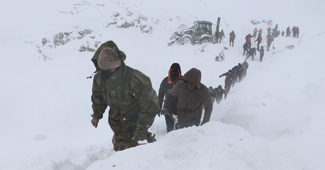 Van'da çığın düştüğü bölgedeki arama kurtarma çalışmalarına ara verildi