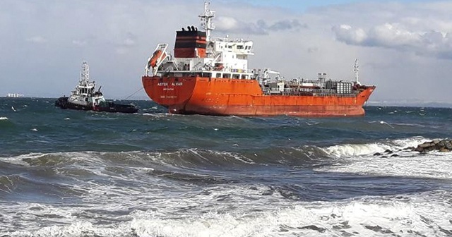 Yalova&#039;da sürüklenen gemi kıyı ekiplerince tersaneye yanaştırıldı