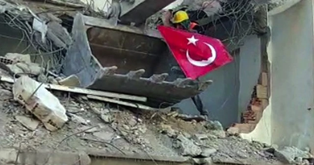 Yıkımda işçinin bayrak hassasiyeti