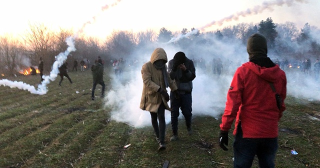 Yunanistan’dan göçmenlere gaz ve ses bombasıyla müdahale