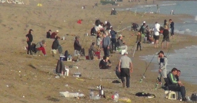 &#039;Evde kal&#039;madılar! Deniz kenarına akın ettiler