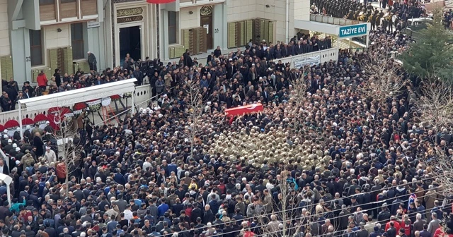 'Şehit olmak kalbime doğuyor' diyen İdlib şehidini son yolculuğuna binler uğurladı