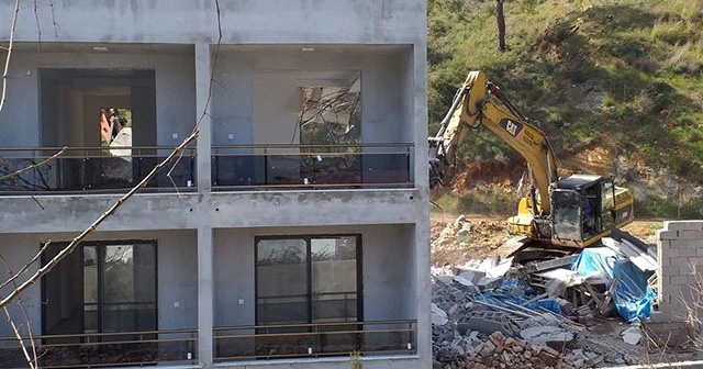 Adrasan'da kaçak yapılar yıkılıyor