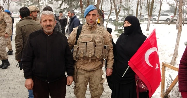 Aileler, kahramanları dualarla yolcu etti