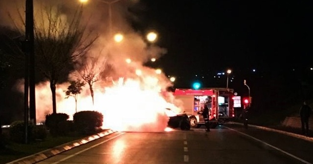 Alev alan araç içerisinde sıkışan sürücü yanarak öldü