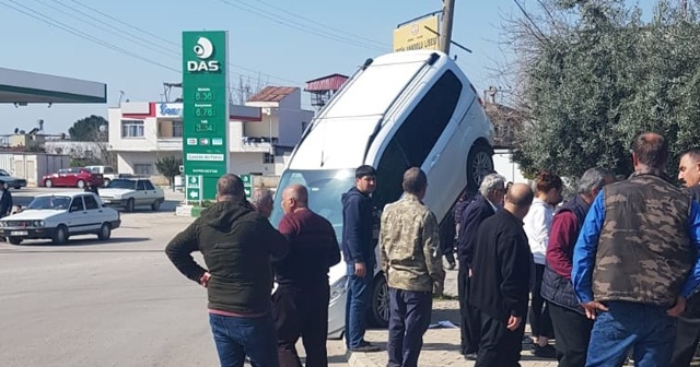 Ambulans ile çarpışan ticari araç asılı kaldı