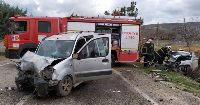 Araçlar kafa kafaya çarpıştı: 1 ölü, 6 yaralı