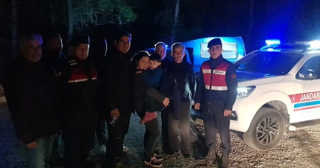 Araçları çamura saplanıp yolunu kaybeden baba oğul kurtarıldı