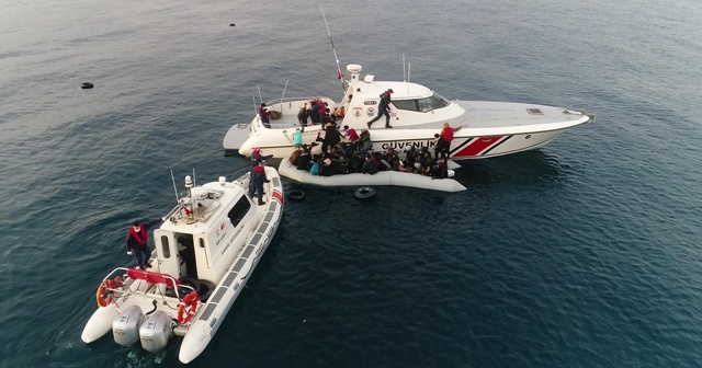 Ayvacık&#039;ta can pazarı! Batmak üzere olan göçmen botu böyle kurtarıldı