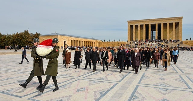 Bakan Akar&#039;ın eşi Şule Akar&#039;dan Anıtkabir&#039;e ziyaret