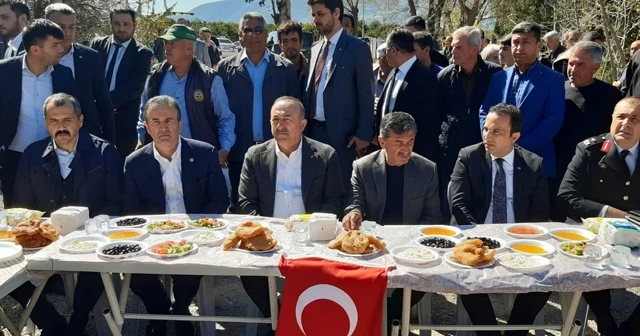 Bakan Çavuşoğlu İdlib şehidinin ailesini ziyaret etti