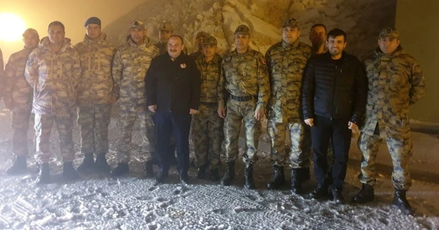 Bakan Varank ve Bayraktar'dan sınırdaki kahramanlara ziyaret