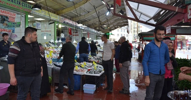 Balık satışlarını korona virüsü endişesi vurdu