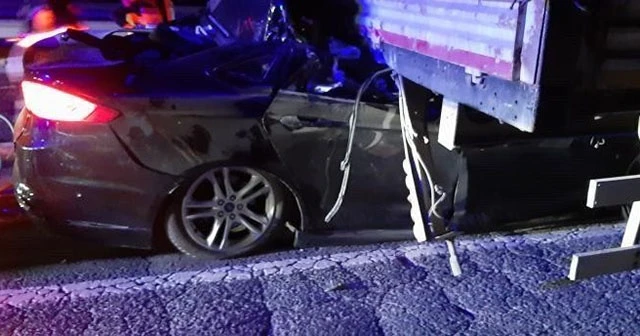 Başkent’te otomobil TIR’a ok gibi saplandı: 2 ölü
