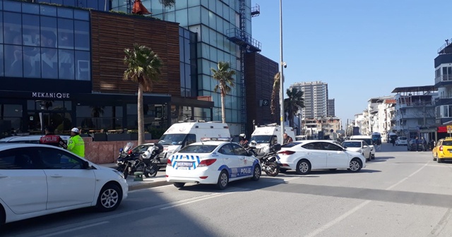 Bornova&#039;da panik! AVM&#039;de silah sesleri duyuldu