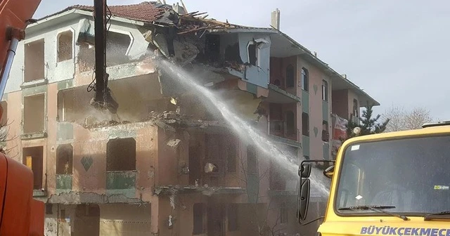 Büyükçekmece'de risk taşıyan binaların yıkımı sürüyor