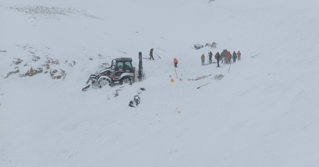 Çığ altında kalan itfaiyecinin cansız bedenine ulaşıldı