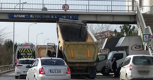 Damperi bozuk olan kamyon üstgeçide takıldı