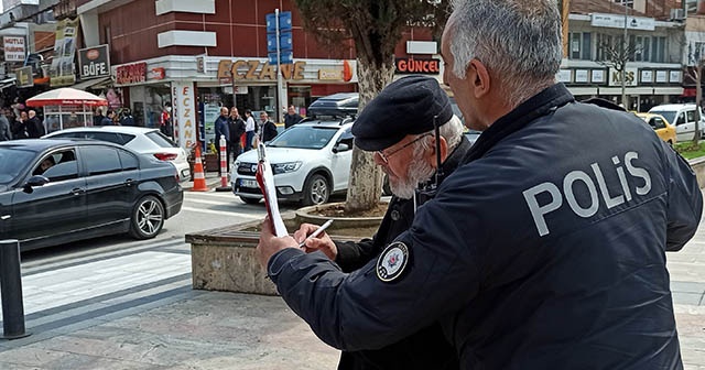 Dede sokağa çıktı polis ile tartıştı