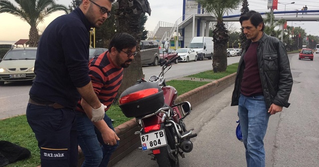 Dengesini kaybedip motosikletten düşen sürücü yaralandı