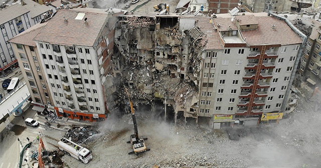 Deprem sonrası bin 400 yapı yıkıldı, çalışmalar sürüyor