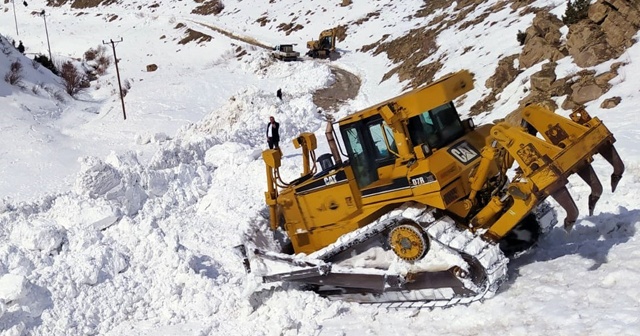 Depremin vurduğu mahallenin yoluna çığ düştü