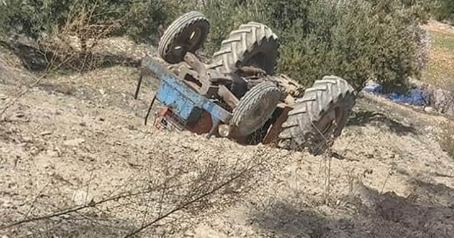 Devrilen traktörün altında sürücü hayatını kaybetti