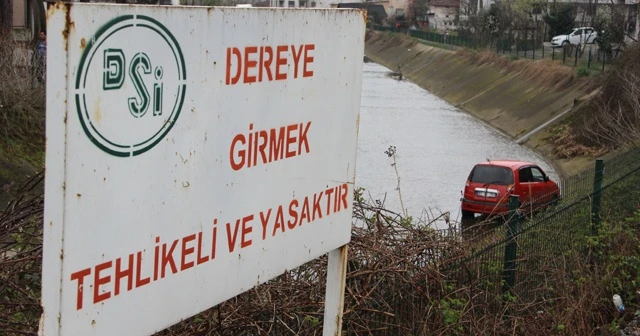 Direksiyon hakimiyetini kaybetti, dereye uçtu