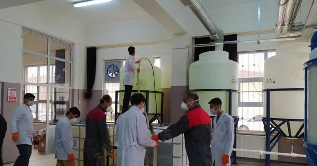 Diyarbakır'da öğrenciler korona virüs nedeni ile dezenfektan üretimini iki katına çıkardı