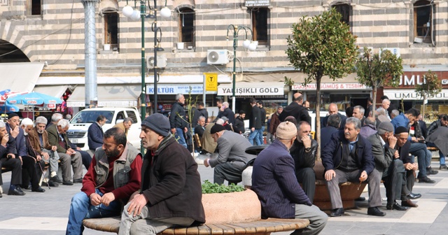 Diyarbakır’da vatandaşlar koronavirüs tedbirlerine uymayarak sokaklara akın etti