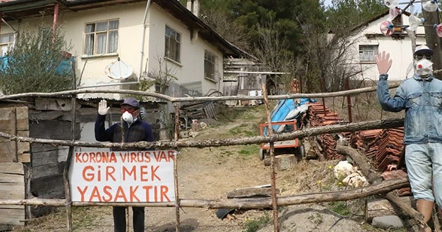 Evinin önüne "Korona virüs var girmek yasaktır" yazdı