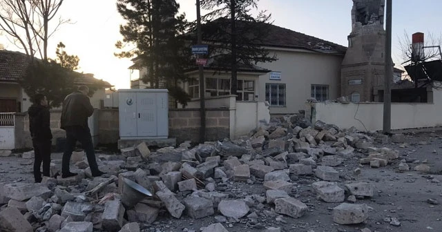 Fırtına minareleri devirdi, çatıları uçurdu