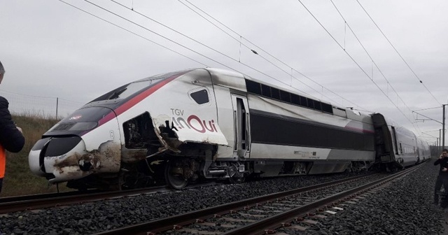 Fransa’da tren raydan çıktı: 10 yaralı