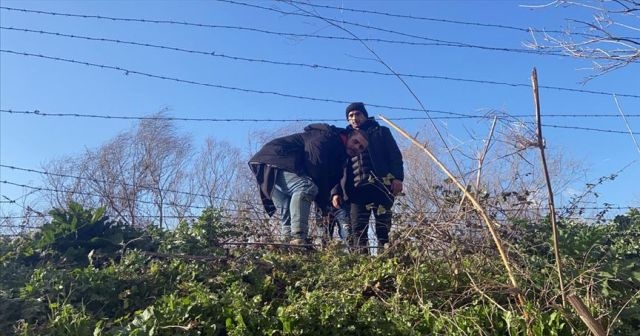 Göçmenler tel çitleri keserek Yunanistan&#039;a geçti