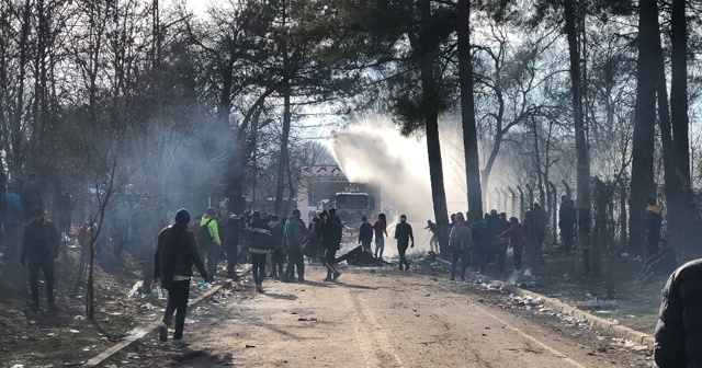 Göçmenlere müdahale etmek isteyen asker sınırda kamyondan düştü