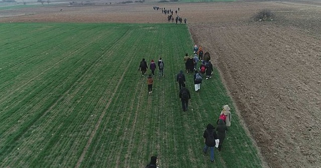 Göçmenlerin Yunanistan&#039;a geçişi devam ediyor