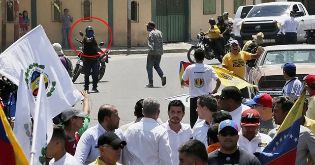 Guaido ve destekçilerine silah doğrultuldu