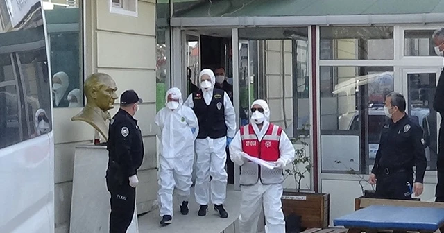 Hastanede güvenlikçileri bıçaklayan şahıs beyaz tulum ve maske ile adliyeye sevk edildi