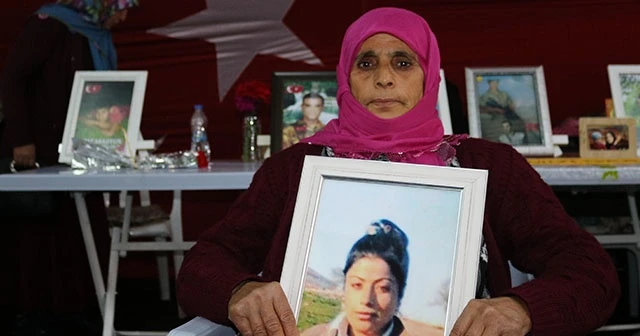 HDP il binası önündeki evlat nöbetine bir aile daha katıldı