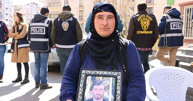 HDP önündeki evlat nöbetine bir aile daha katıldı