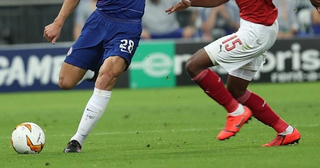 İngiltere'de futbol maçları mayısa kadar oynanmayacak