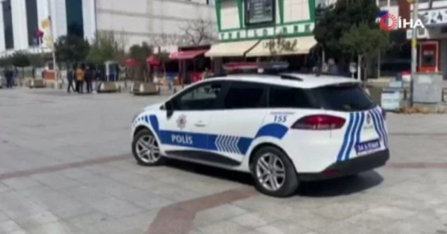 İstanbul'da polisten megafonla korona virüse karşı 'evde kalın' çağrısı