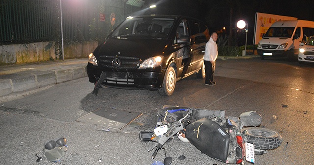 İstanbul&#039;da VIP araç ile motosiklet çarpıştı, 1 kişi ağır yaralandı