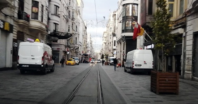 İstanbul’un hareketli sokakları ve meydanları sessizliğe büründü