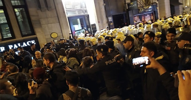 İstiklal Caddesi&#039;nde izinsiz yürümek isteyen kadınlara müdahale