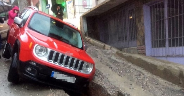 İzmir’de araçlar sağanak yağmurda oluşan çukura düştü