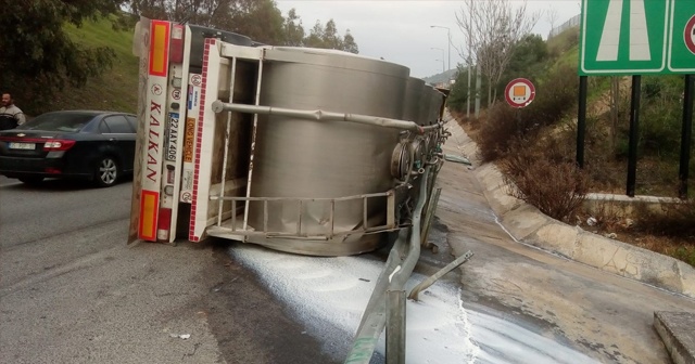 İzmir’de süt dolu tır devrildi: 1 yaralı