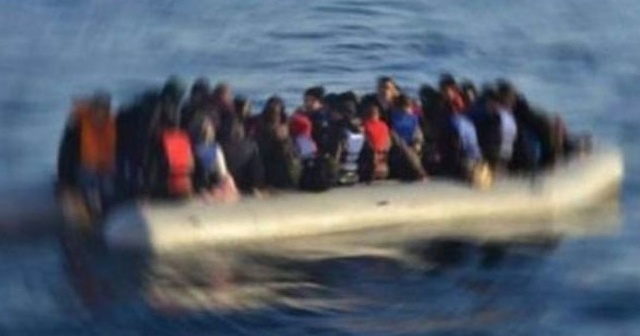 İzmir&#039;de Yunan Sahil Güvenlik unsurlarınca geri itilen 21 göçmen kurtarıldı